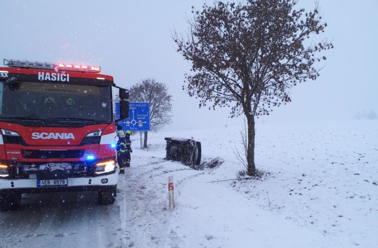 HASIČI ODSTRAŇUJÍ NÁSLEDKY NEHOD NA ZASNĚŽENÝCH SILNICÍCH