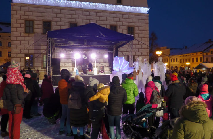 POSLEDNÍ ADVENTNÍ NEDĚLE PŘINESLA NEBESKÉ PŘEDSTAVENÍ I ŠANSONY