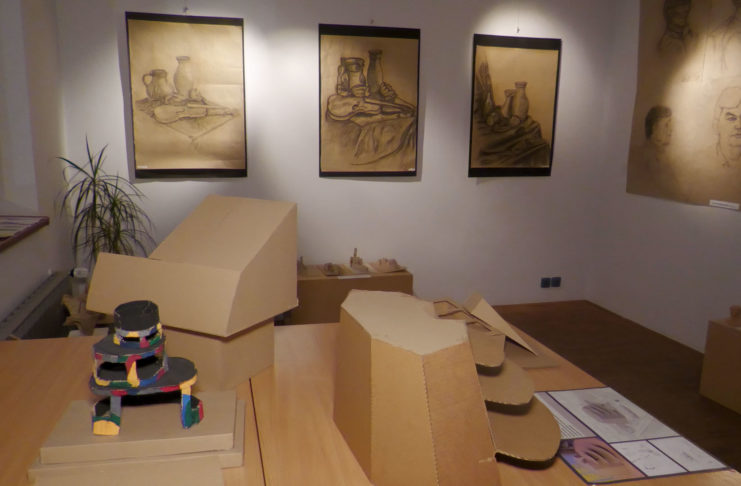 ŽÁCI VÝTVARNÉHO OBORU MÍSTNÍ ZUŠ VYSTAVUJÍ SVÉ PRÁCE V MALÉ SCÉNĚ