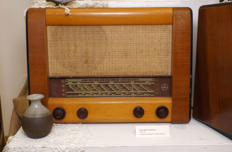MĚSTSKÉ MUZEUM ZAPLNILA VÍCE JAK STOVKA HISTORICKÝCH RADIOPŘIJÍMAČŮ