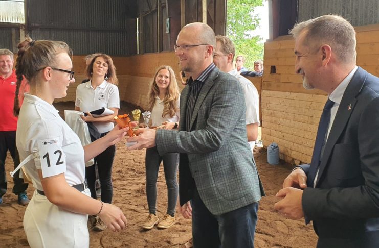 STUDENTI Z CELÉ REPUBLIKY SE O PRÁZDNINÁCH V LANŠKROUNĚ UČÍ PEČOVAT O STRAKATÝ SKOT