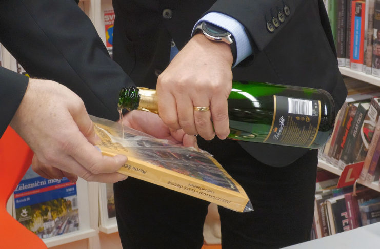 MARTIN ŠEBELA POKŘTIL V MĚSTSKÉ KNIHOVNĚ SVOJI 14. PUBLIKACI