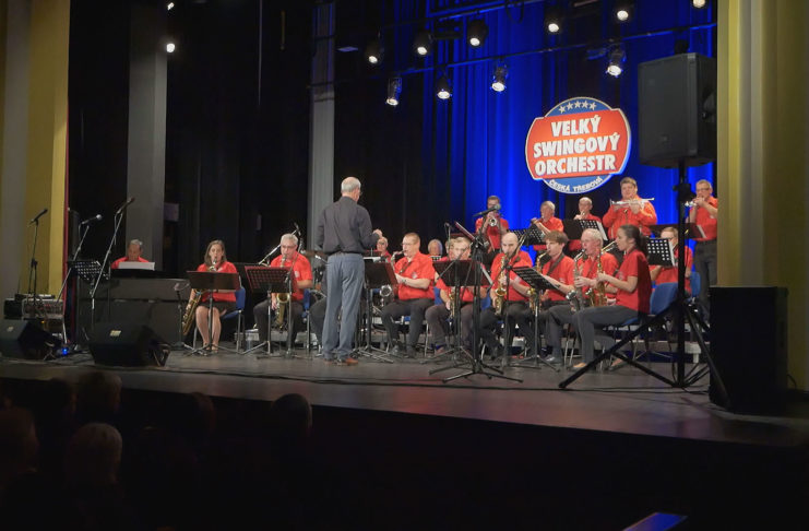 VELKÝ SWINGOVÝ ORCHESTR LÁKAL NA SWING I SKLADBY SKUPINY BEATLES