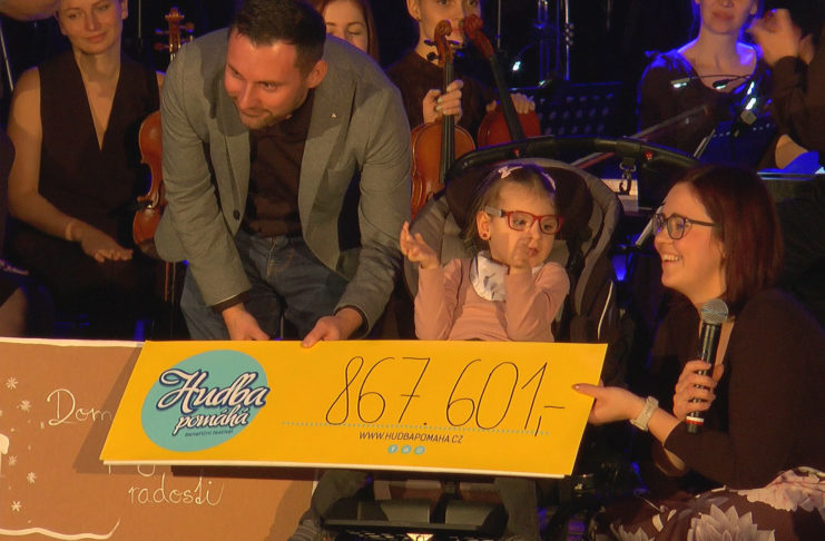 SOUSEDSKÁ BENEFICE HUDBA POMÁHÁ OPĚT ZAPLNILA ROŠKOTOVO DIVADLO