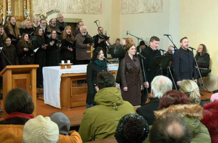 Kostelem sv. Petra a Pavla zněly pašije Spolku Chermon