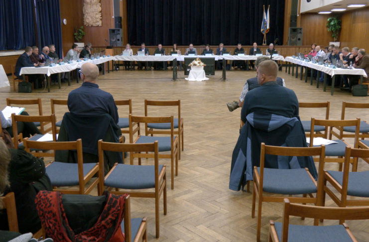 Zastupitelé rozdělili dotace, schválili upravený znak a vlajku města
