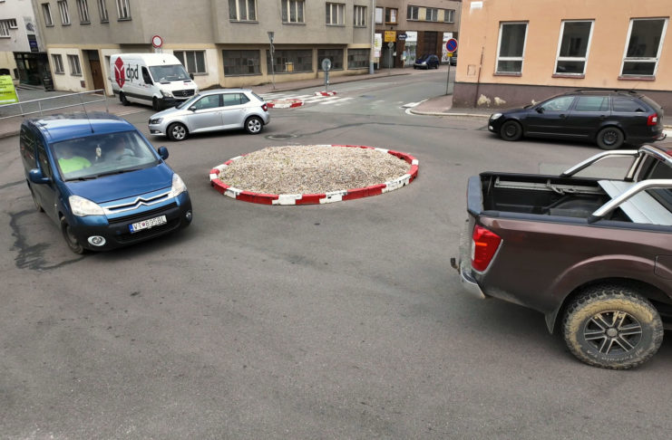 Okružní křižovatka u Hernychovy vily končí, nahradí ji klasická