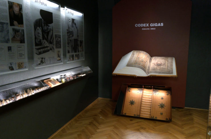 Muzeum láká na 78 kilo vážící 630 stránkovou maketu Ďáblovy bible