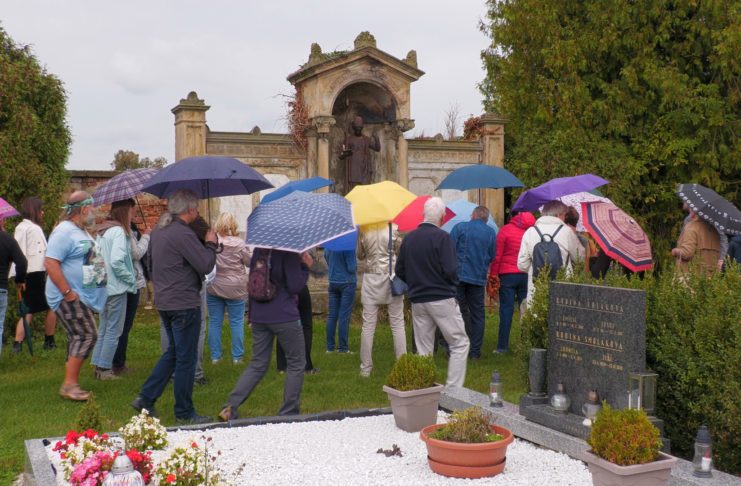 Den architektury zavedl příchozí na hřbitov a do kostela sv. Anny