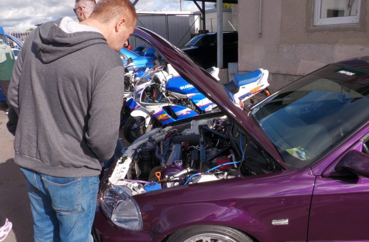 SŠ automobilní má nový školní autobus, předán byl na autosalonu