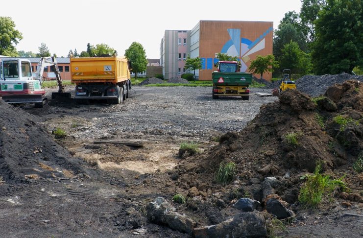 Sportovní areál u školy na Ústecké čeká na konečné rozhodnutí dotace, probíhá první etapa za 12,2 milionu