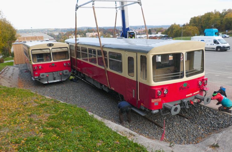 Železniční motoráky z 70. let dorazily na Peklák, stanou se zázemím pro lyžaře