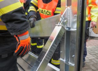 Hasiči v Ústí nad Orlicí trénovali stavbu protipovodňových bariér za 1,5 milionu korun