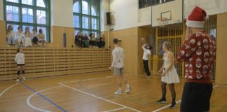 Gymnazisté oslavili svátek studentstva ve zvířecích maskách a jako zedníci, tradice trvá od osmdesátých let