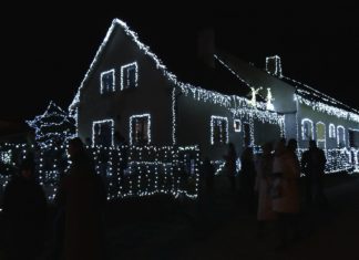 Sto tisíc světýlek a rekordních 257 andělů: Vánoční dům v Hylvátech opět okouzluje