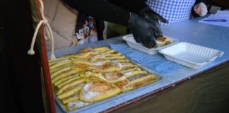 Šedesát dobrovolníků od svítání peklo jabkance pro davy návštěvníků z celé republiky