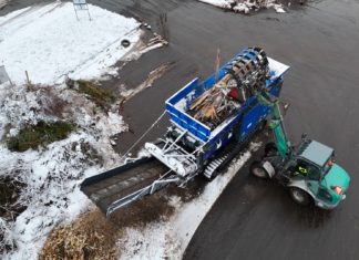 Kompostárna za patnáct milionů získala nový drtič na pařezy a betonové legokostky