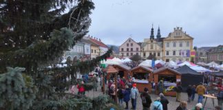 Andělé na chůdách a Ježíškův pošťák přilákali na FLERjarmark v České Třebové davy lidí