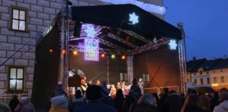 Adventní Lanškroun rozezněly dětské hlasy, řezbářská show vydělala tisíc korun