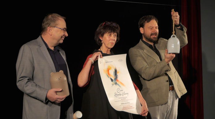 Tři sestry, šest žen! Orlická Thálie odstartovala netradiční operetou