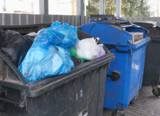 Přeplněné kontejnery a špatné třídění. Město dočasně vrÁTILO týdenní svoz u bytových domů