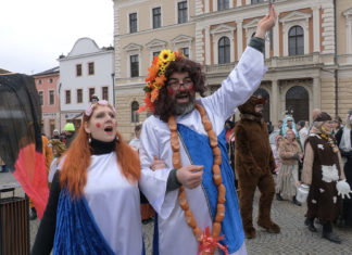 Starosta v kiltu předal klíč od města Bacchusovi. Lanškroun ovládlo masopustní veselí