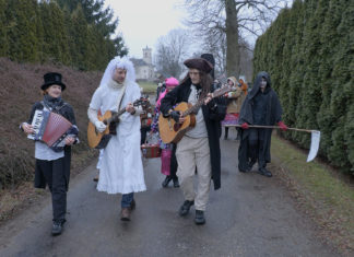 Knapovec se proměnil v rej masek a muziky: masopust slaví třetí ročník a stává se tradicí