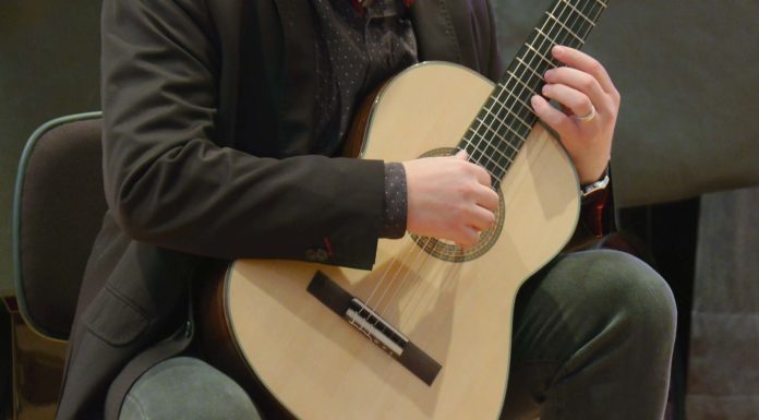 Zlatý věk kytary ožil v orlickoústecké ZUŠ, žáci nahlédli do tajů výroby mistrovských nástrojů