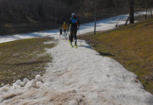 Třebovská Sněžka pomáhá Kačence: Nadšenci zdolali výšku nejvyšší hory na skialpech i bez sněhu