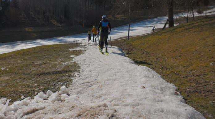 Třebovská Sněžka pomáhá Kačence: Nadšenci zdolali výšku nejvyšší hory na skialpech i bez sněhu