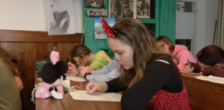 Čapkacon proměnil školu v říši fantazie, do masek se převléklo přes padesát žáků