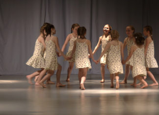 Krajská přehlídka scénického tance roztančila Roškotovo divadlo, postupují soubory z Lanškrouna