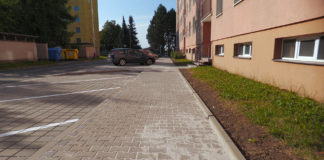 Lanškroun proměnil dvě ulice, na Dvorských Lánech přibyly parkovací místa, sídliště U Papíren má nejen modernizovaná parkovací stání, ale i nové chodníky