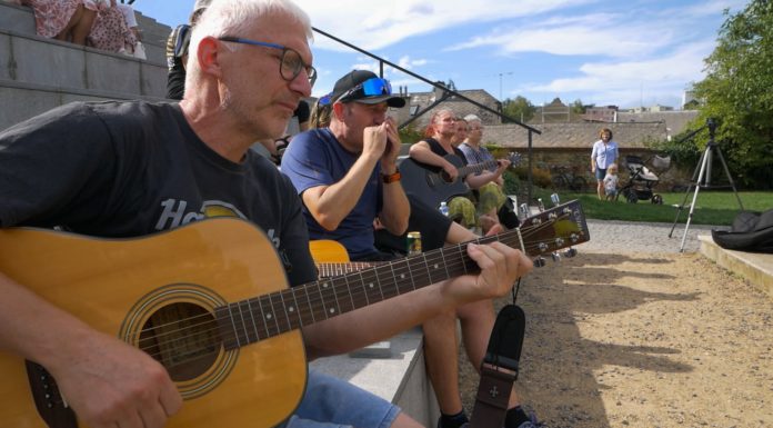 Kytarový piknik v Lanškrouně zakončil kulturní léto spontánní hudbou a opékáním buřtů