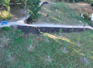K oblíbené modré lavičce v Benátkách vede nová cestička, město ji nechalo obnovit na přání samotných obyvatel