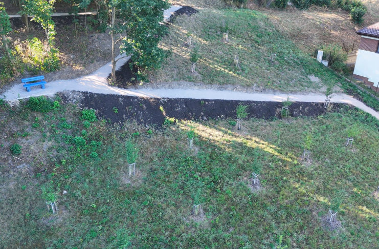 K oblíbené modré lavičce v Benátkách vede nová cestička, město ji nechalo obnovit na přání samotných obyvatel