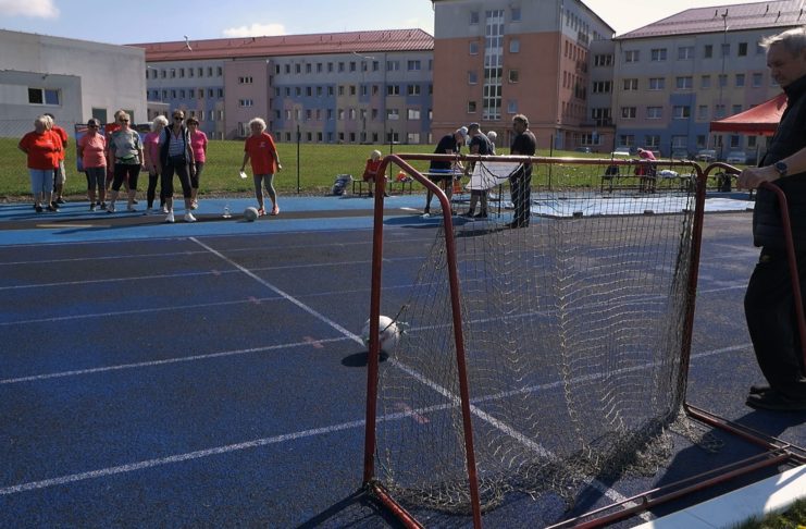 Osmdesát seniorů zápolilo na českotřebovské Skalce v lovení ryb, střelbě z luku i házení koulemi