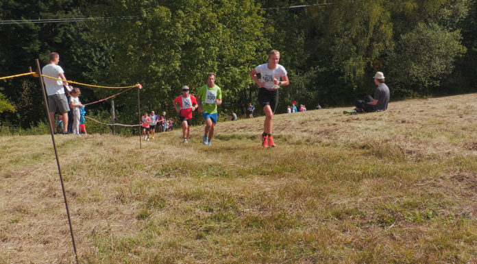 Cross po lyžařských tratích prověřil v náročném terénu přes 200 běžců