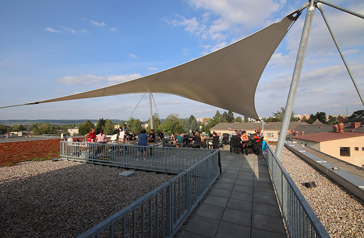 Posezení na střeše DDM