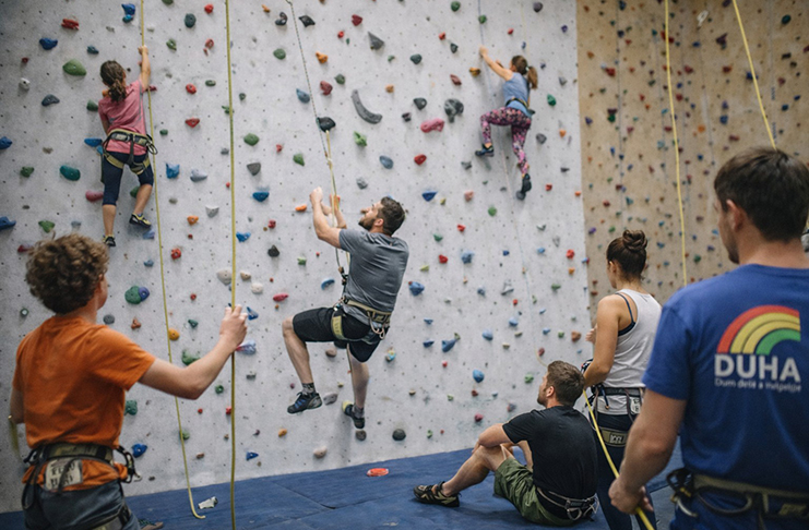 Lezení na horolezecké stěně pro veřejnost