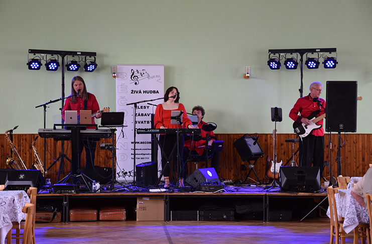 Posezení s hudbou a tancem