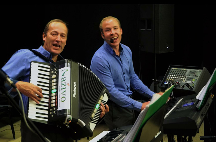 Posezení s hudbou a tancem – Kapela Naživo